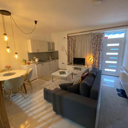 Deluxe Lägenhet Tuzla Exteriör bild